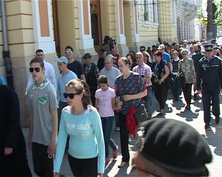 Doar 100 de clujeni la marşul împotriva crematoriului. La Primărie au găsit uşa închisă VIDEO / VIDEO