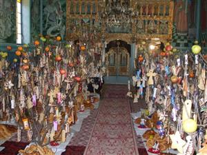 Obicei inedit de Paşte în mai multe comune din Cluj: împodobesc pomi pentru cei morţi