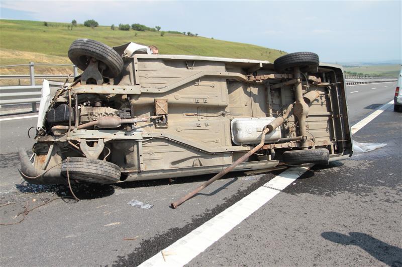O dubiţă ce transporta roşii s-a răsturnat pe Autostrada Transilvania
