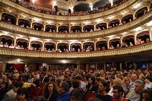 Scriitorul de Nobel Llosa, superstar la Cluj. Zeci de oameni s-au înghesuit să-i obţină autograful FOTO