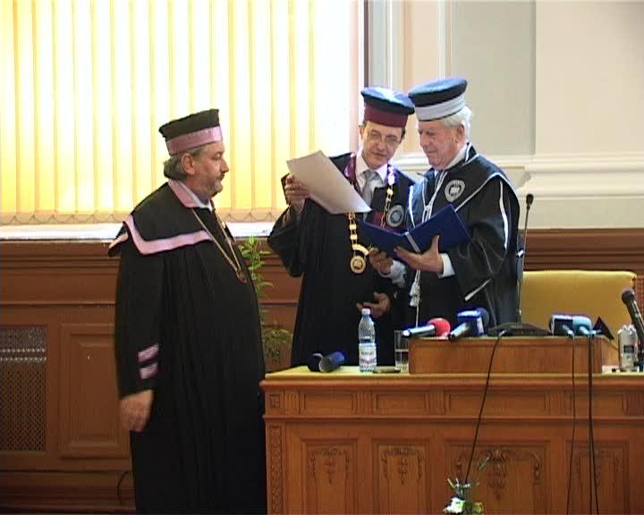 Sală plină la DHC pentru scriitorul de Nobel Llosa. Admiratorii au ticsit Aula UBB. De ce a acceptat Llosa invitaţia universităţii  VIDEO