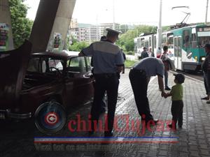 Trafic îngreunat în Mănăştur din cauza unui accident. Un tramvai a fost lovit de o Dacie de epocă