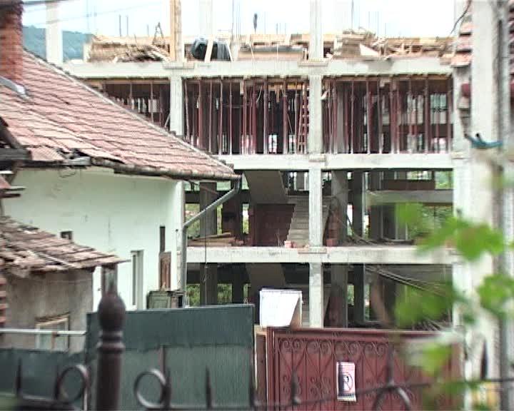 Clujenii de pe o stradă din Gruia se luptă de ani de zile cu un investitor care vrea bloc cu 4 etaje în zonă de case VIDEO