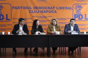 Cum îşi împart politicienii funcţiile şi posturile la Cluj între fii şi neveste