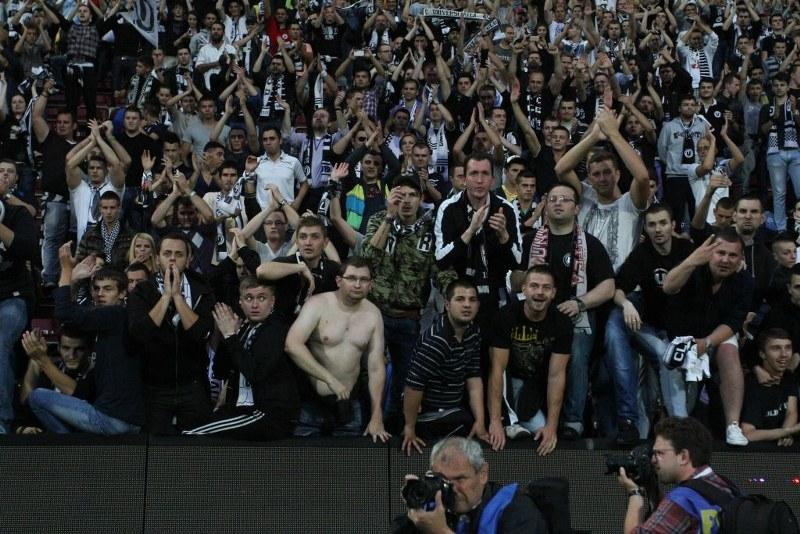 Au invadat Gruia: 4000 de fani ai Universităţii au făcut spectacol pe stadionul rivalei