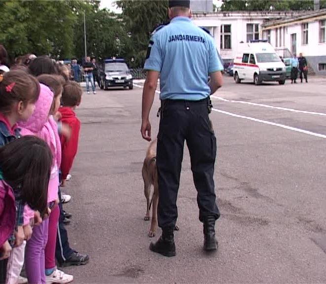 Jandarmii clujeni i-au distrat pe copii VIDEO