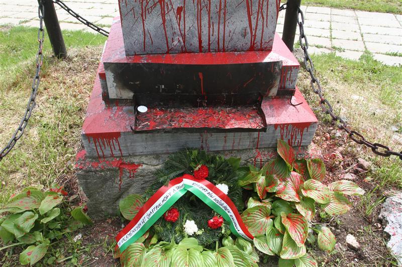 Monumentul Trianonului de la Cluj, vandalizat cu vopsea roşie, va fi curăţat mâine. Clujenii sunt chemaţi să ajute