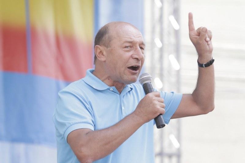 Băsescu se mai desparte o dată de PDL - e de acord cu căsătoriile gay