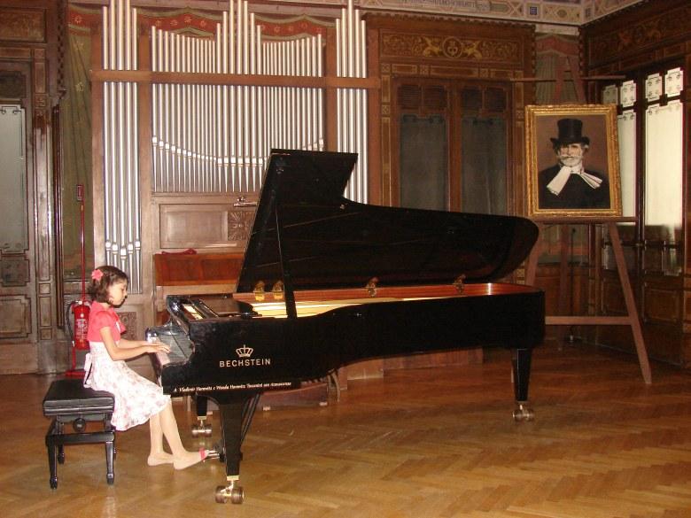 Elevă a şcolii Elf, premiată la un concurs internaţional de pian în Italia