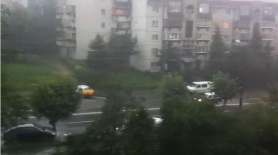 O ploaie torenţială a alungat canicula de la Cluj VIDEO