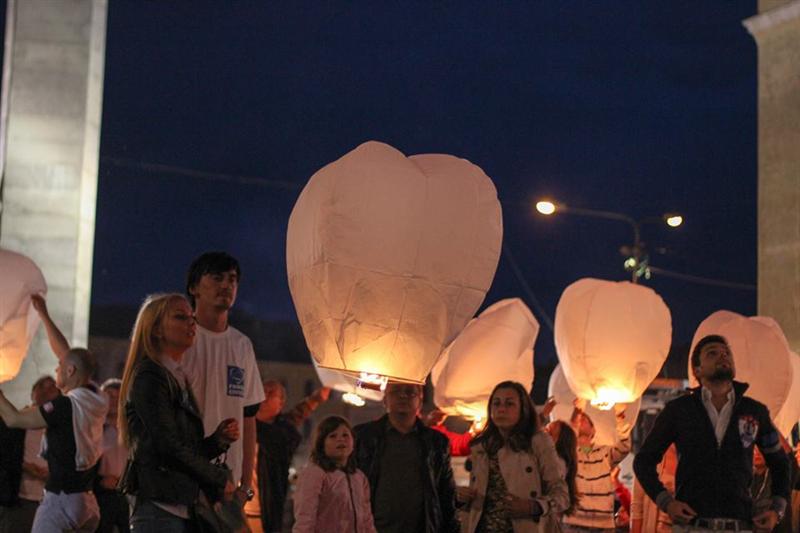 18 lampioane în memoria victimelor din Muntenegru, lansate la Cluj