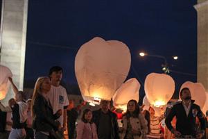 18 lampioane în memoria victimelor din Muntenegru, lansate la Cluj