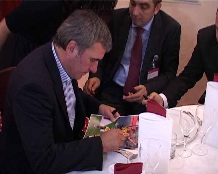 Hagi a venit la Cluj ca să-i premieze pe consumatorii care şi-au plătit factura la gaz online VIDEO