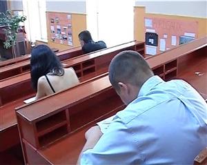 Doi elevi, eliminaţi azi de la Bac la Cluj. Unul avea fiţuici, celălalt telefonul mobil 