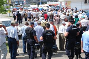 100 de expropriaţi protestează în faţa Consiliului Judeţean Cluj FOTO / VIDEO