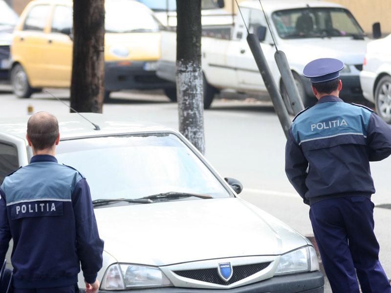 Bărbat suspectat de spargerea unei locuinţe, prins de poliţişti la volanul unei maşini furate