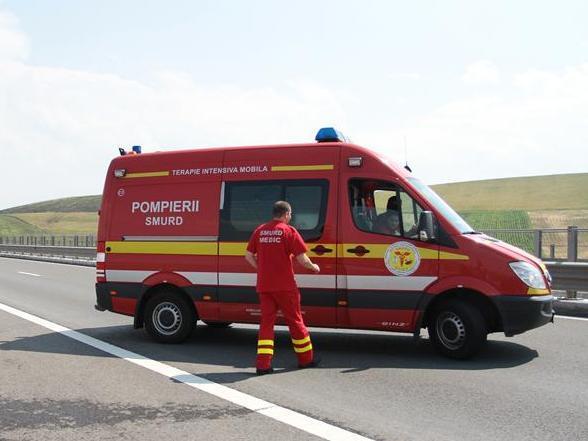 Accident în Izvorul Crişului. O maşină a intrat pe contrasens, s-a izbit de un microbuz