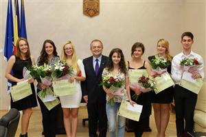 Elevii cu 10 la Bac, premiaţi de primar FOTO / VIDEO