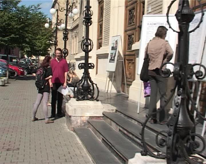 Numărul înscrierilor la cea mai mare universitate din ţară, cât un oraş de talia Huedinului