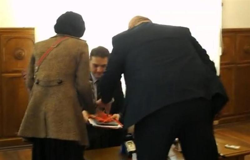 Activista de mediu care a strivit o roşie pe tableta lui Dan Şova, amendată