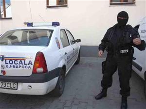 Percheziţii la persoane suspectate de cămătărie şi şantaj în Câmpia Turzii. Un bărbat a fost arestat VIDEO