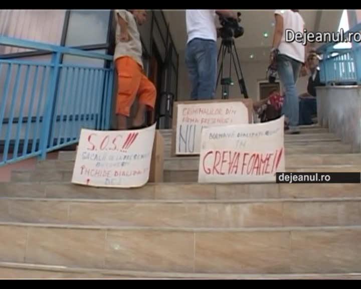 Protest disperat al pacienţilor dependenţi de dializă din Dej. Două persoane sunt în greva foamei VIDEO