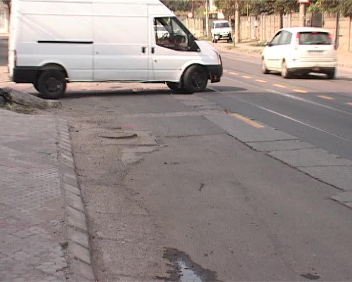 Asfalt între şinele de tramvai, cratere în şosea lângă VIDEO 