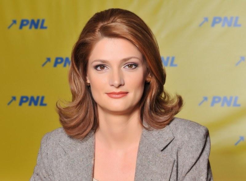 Ramona Mănescu, blonda din mâneca lui Crin Antonescu