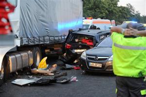 MAE: Trei români au murit şi 18 au fost răniţi într-un accident pe o autostradă din Ungaria