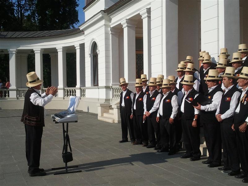 Au 80 de ani şi vin la Cluj ca să cânte în singurul cor bărbătesc din ţară, vechi de aproape 100 de ani VIDEO