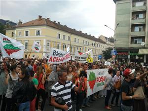 Protest împotriva exploatării de la Roşia Montană la Cluj; sutele de participanţi au paralizat traficul în centru