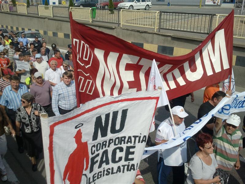 Închide combinatul Mechel, dar dă tichete de reduceri la rechizite pentru copiii metalurgiştilor