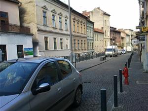 Clujenii, invitaţi să ofere soluţii pentru staţionarea şi parcarea maşinilor în oraş    
