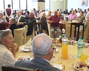 Sute de pensionari din Cluj primesc gratis o masă la restaurant de la Primărie; PSD contestă selecţia. Ce răspunde Primăria VIDEO