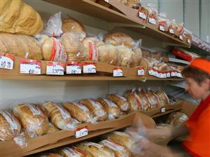 Preţul pâinii a scăzut cu 6%, jumătate din reducerea TVA; diferenţa merge la producători şi retail