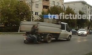 Un scuterist a intrat în plin într-o camionetă, în Gheorgheni VIDEO
