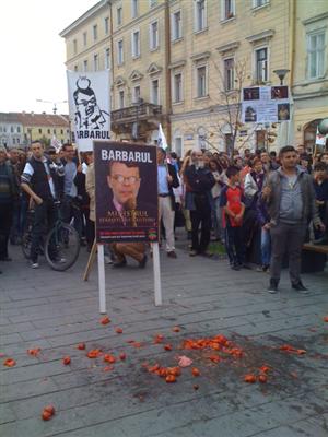 A cincea săptămână de proteste ample la Cluj. Câțiva manifestanţi s-au îmbrâncit cu jandarmii, folosindu-se un spray lacrimogen FOTO/VIDEO