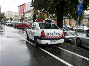 Maşină de poliţie parcată pe pista de biciclete 