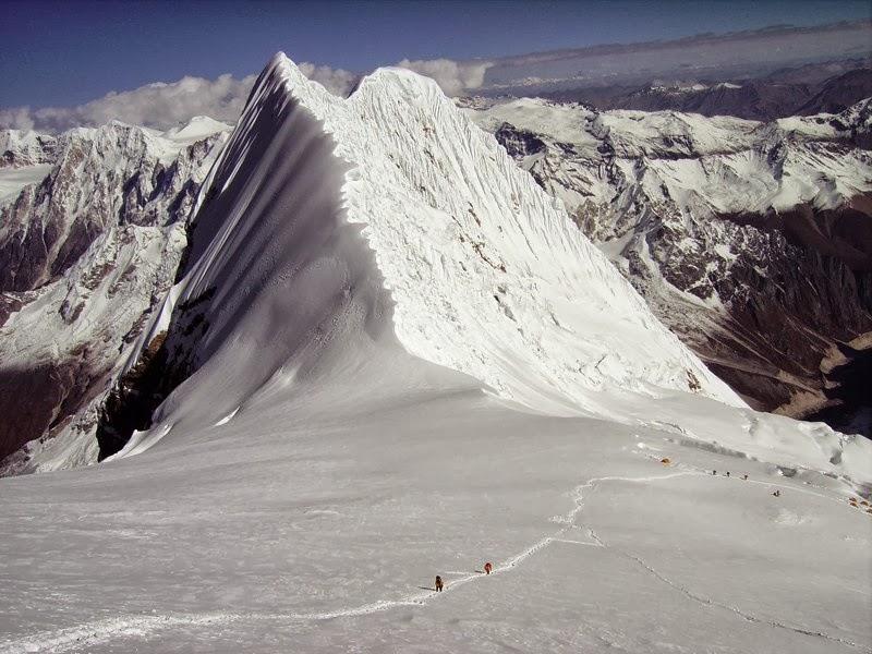Expediţia alpiniştilor clujeni pe Manaslu a eşuat. Ninge şi este ceaţă