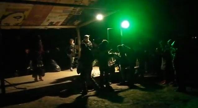 Dansând în frig la sfârşit de Zile de Toamnă în Mănăştur VIDEO