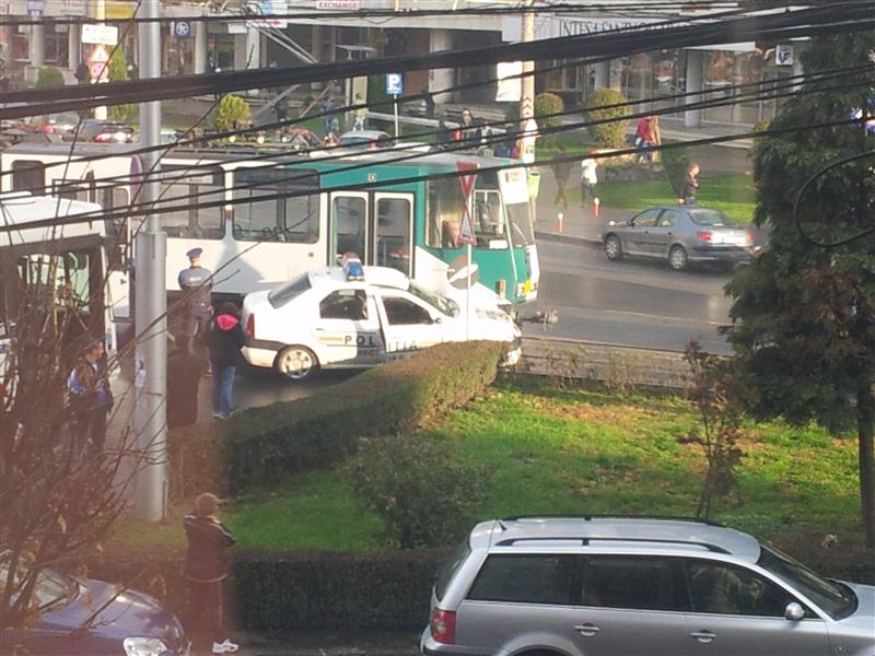 Accident între un tramvai şi o maşină de poliţie, în Mănăştur FOTO/VIDEO