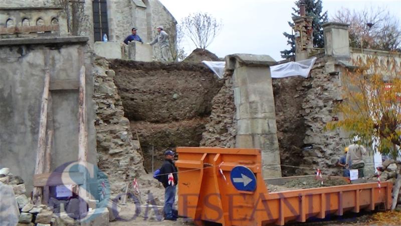 Cimitir descoperit in centrul orasului Dej. Sute de schelete au iesit la iveala VIDEO