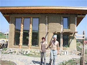 Sătui de bănci, doi tineri din Turda şi-au făcut propria casă, din paie, independentă energetic