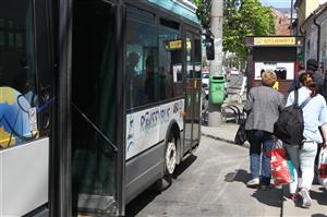 Pensionarii îşi pot ridica începând de luni abonamentele de transport pe 2014
