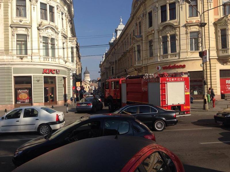 Maşina de pompieri, blocată în centrul Clujului: Pompierii au mers la intervenţie pe jos FOTO