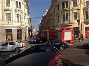 Maşina de pompieri, blocată în centrul Clujului: Pompierii au mers la intervenţie pe jos FOTO