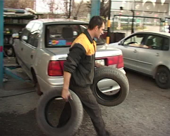 Ce rişti dacă nu-ţi echipezi maşina cu cauciucuri de iarnă VIDEO