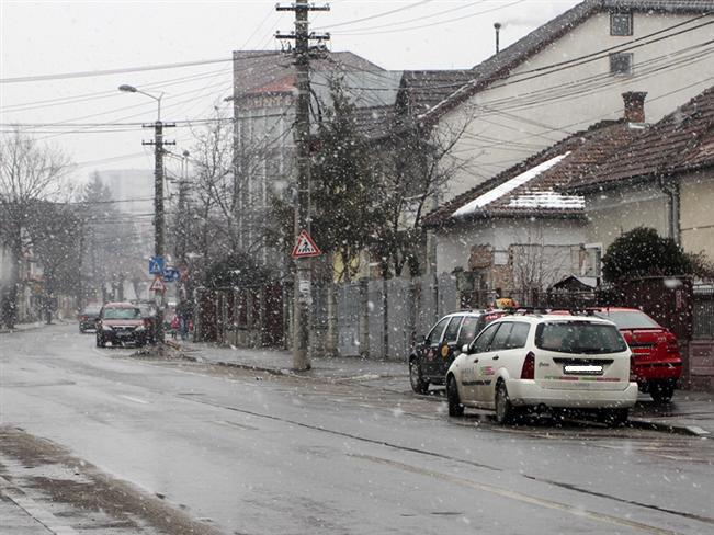 Ninsoare în această dimineaţă în judeţul Cluj. Nu sunt drumuri blocate 