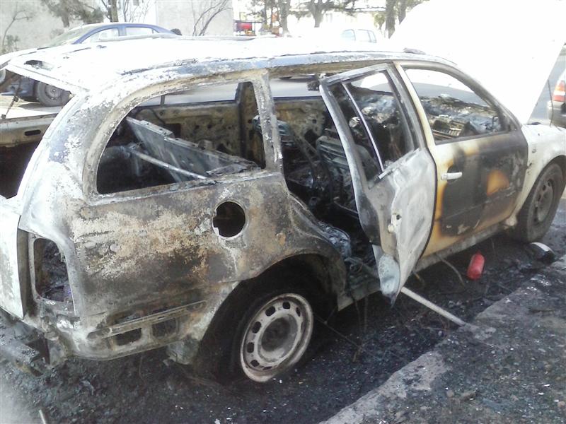 O maşină a luat foc în Grigorescu VIDEO