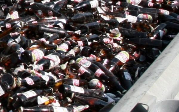 Autoutilitară cu bere, răsturnată la Topa Mică 